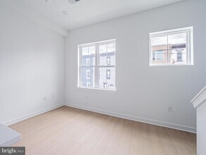 2403 W Thompson St in Philadelphia, PA - Foto de edificio - Building Photo