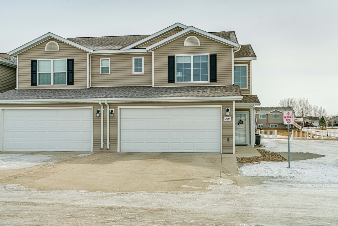 2810 Douglas Ln SE in Mandan, ND - Foto de edificio
