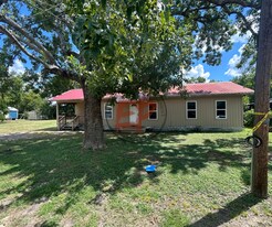 718 E Liberty St in Mexia, TX - Building Photo