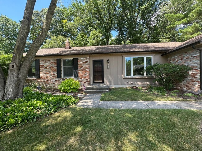 485 Edgeworth Dr in Ada, MI - Foto de edificio - Building Photo