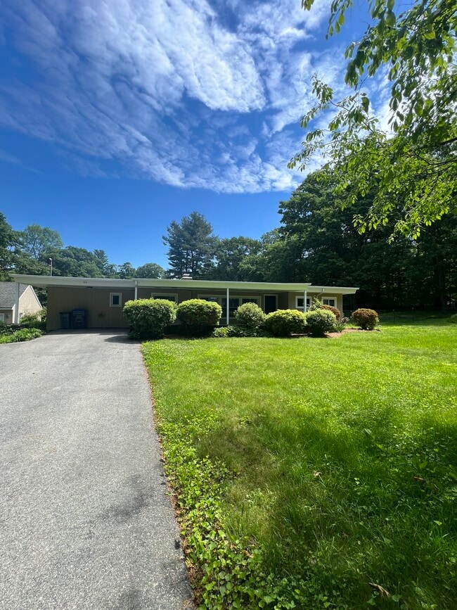 172 Brigham Hill Rd in North Grafton, MA - Foto de edificio - Building Photo