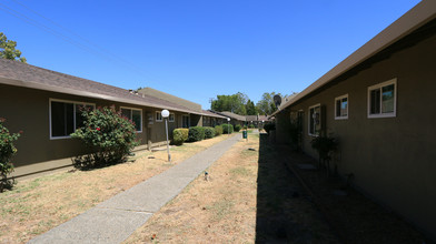 Alta Redwood Apartments in Sacramento, CA - Building Photo - Building Photo