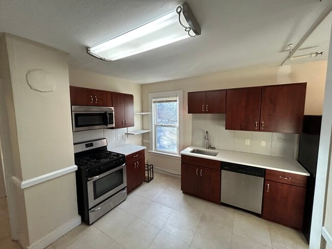 27 Housatonic St, Unit 1 in Lenox, MA - Building Photo - Building Photo