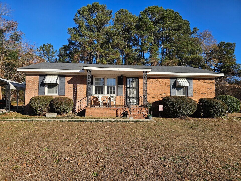 1401 Cypress Lakes Rd in Hope Mills, NC - Building Photo