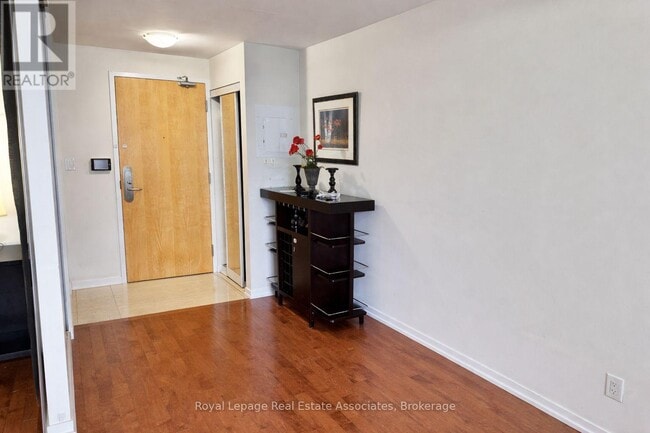 65 Bremner Blvd in Toronto, ON - Building Photo - Building Photo