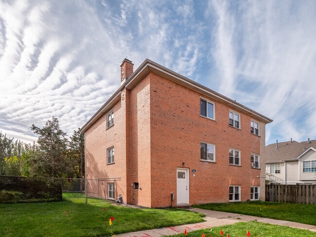 9662 Golf Terrace in Des Plaines, IL - Building Photo - Building Photo