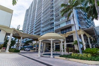 7601 E Treasure Dr, Unit # 923 in North Bay Village, FL - Building Photo - Building Photo