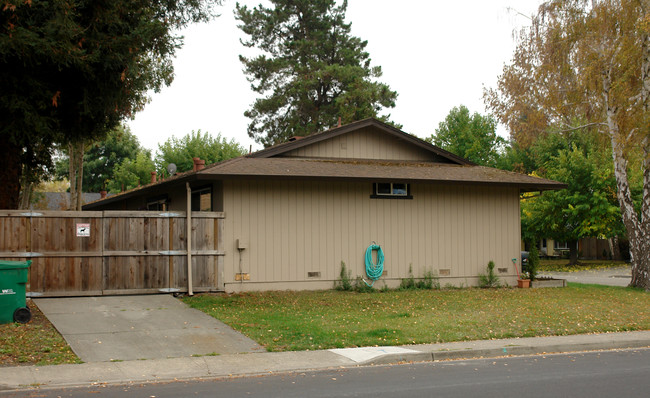 8300 Liberty Ave in Rohnert Park, CA - Foto de edificio - Building Photo