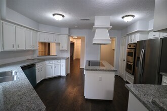 9939 Kemp Forest Dr in Houston, TX - Building Photo - Building Photo