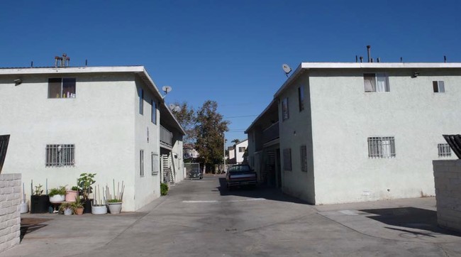 1922-1928 E 120th St in Los Angeles, CA - Foto de edificio - Building Photo