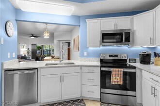 1018 Woodshire Ln in Naples, FL - Foto de edificio - Building Photo