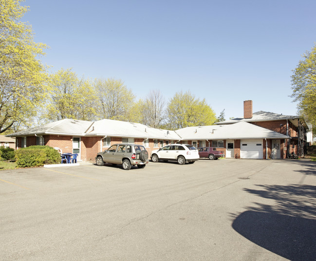 Apartments On Crooks in Clawson, MI - Building Photo - Building Photo