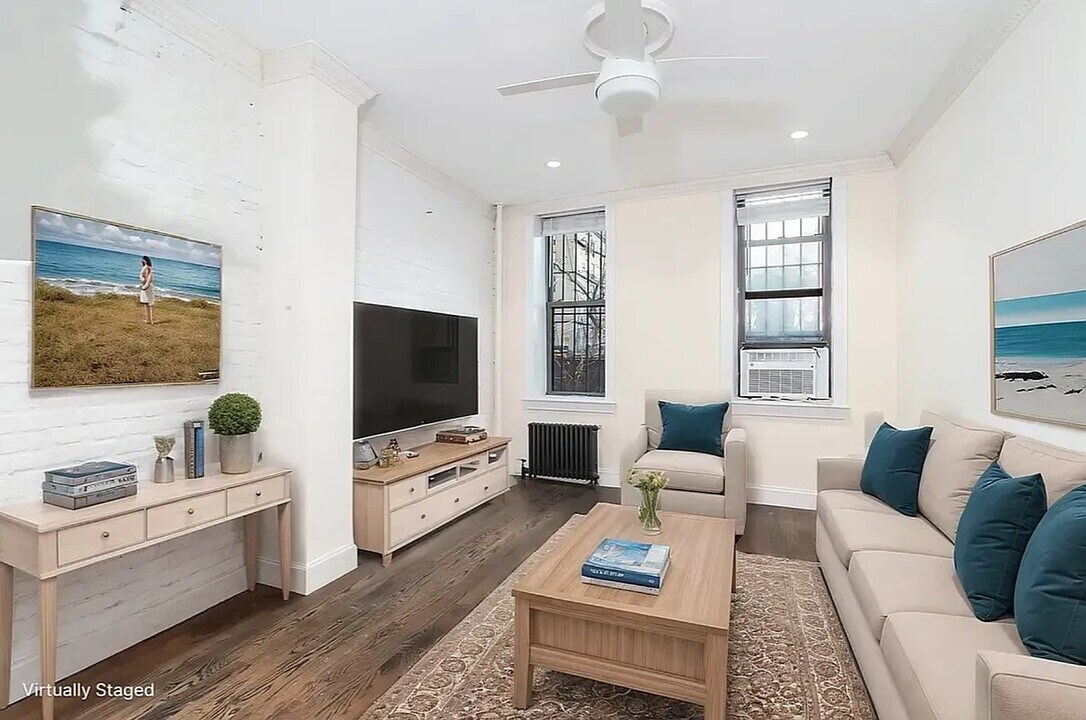 39 E 1st St in New York, NY - Building Photo