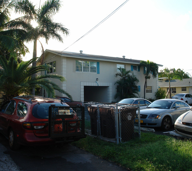 820 NE 17th Ave in Fort Lauderdale, FL - Building Photo - Building Photo