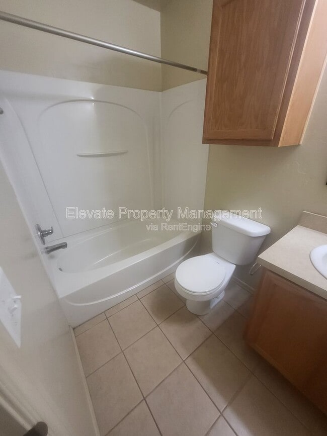 923 West Prairie Wind Way in Mustang, OK - Building Photo - Building Photo