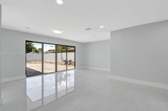 7480 Johnson St in Hollywood, FL - Foto de edificio - Building Photo