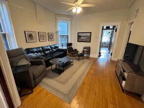 909 W Newport Ave, Unit 3 in Chicago, IL - Foto de edificio - Building Photo
