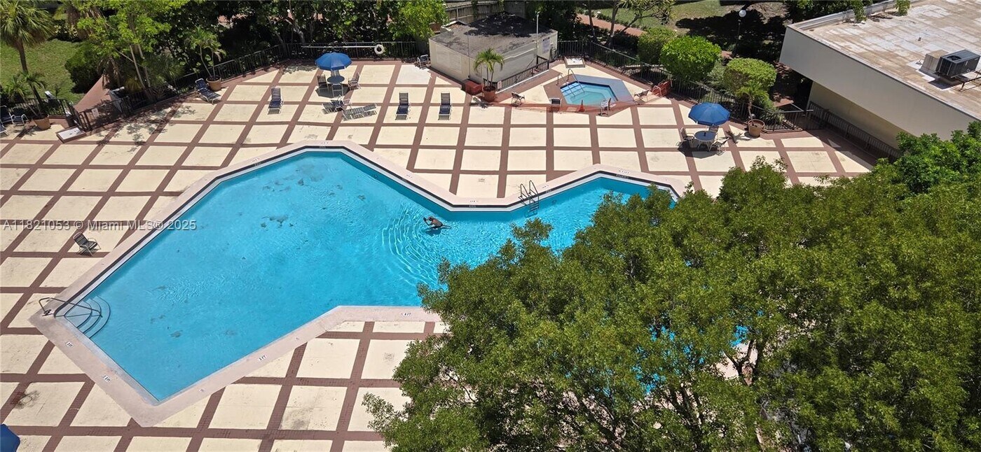 17011 N Bay Rd in Sunny Isles Beach, FL - Building Photo