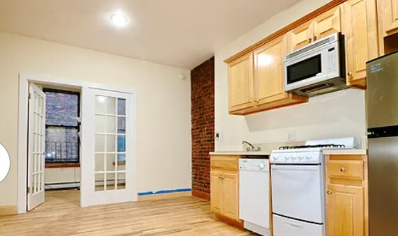 814 10th Ave in New York, NY - Building Photo