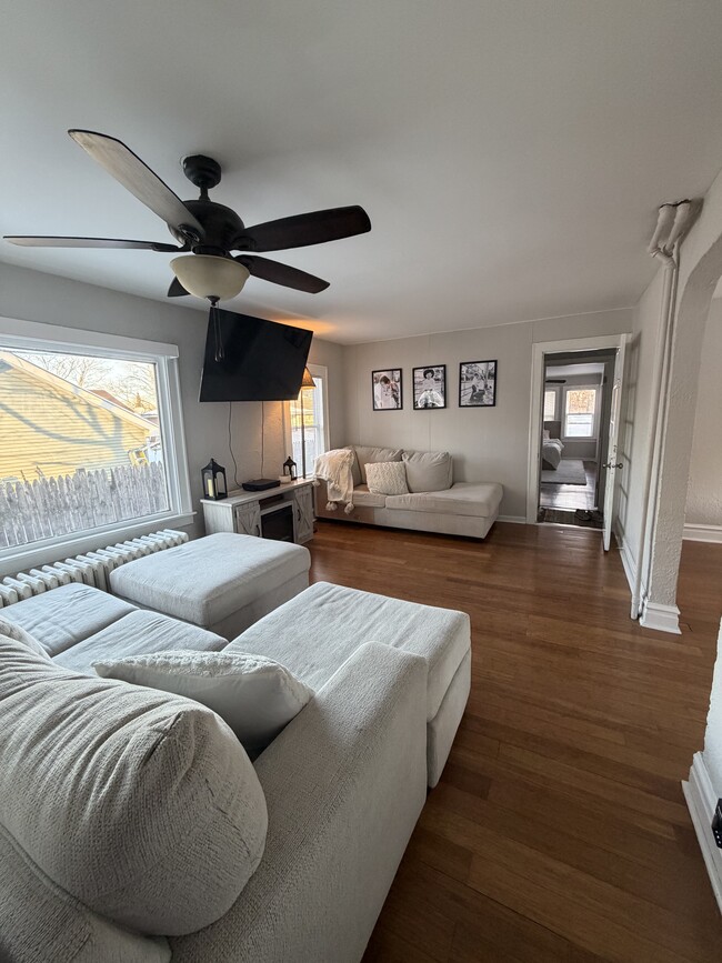 2048 N Sheridan Rd in Waukegan, IL - Foto de edificio - Building Photo