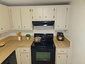 8261 NW 8th St in Miami, FL - Building Photo - Building Photo