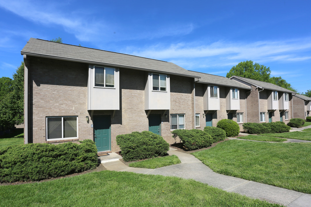 Lake Road Apartments in High Point, NC - Building Photo