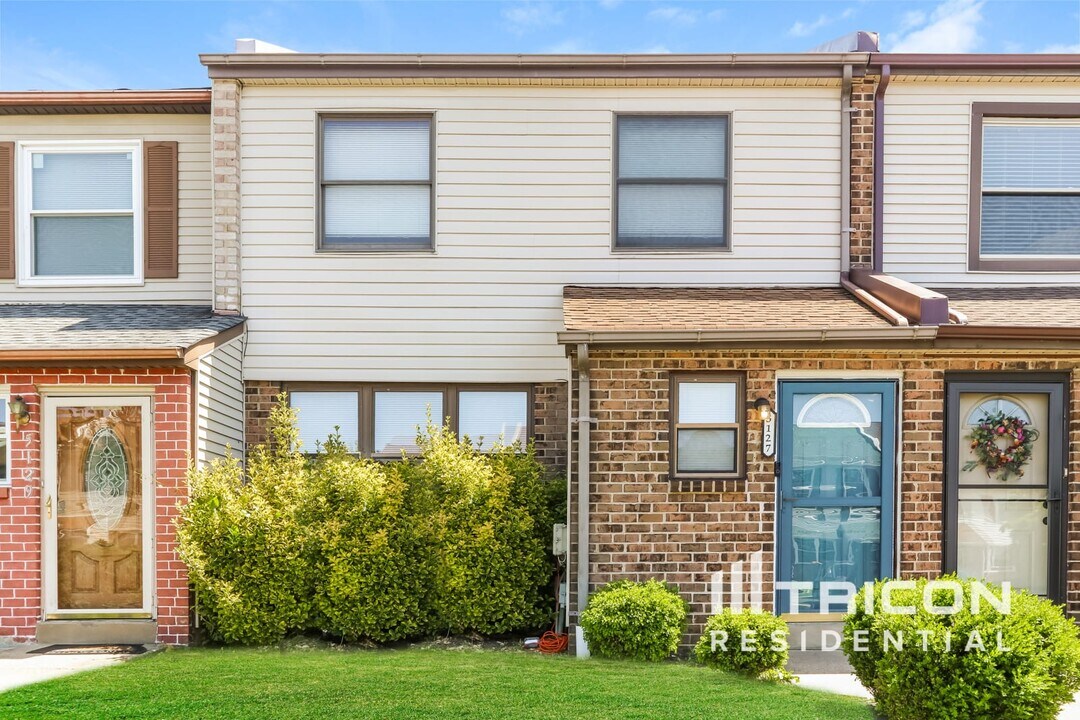 5127 N Hunters Ct in Bensalem, PA - Foto de edificio