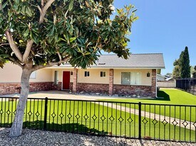 1723 Ivy Rd in Oceanside, CA - Building Photo