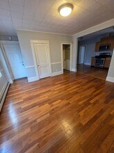 1066 Bedford St, Unit 1 in Fall River, MA - Foto de edificio - Building Photo