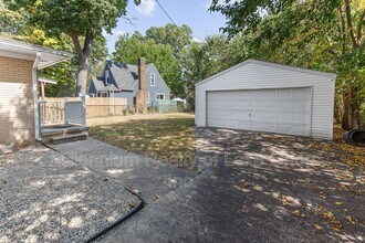 24034 Meadowlark St in Oak Park, MI - Building Photo - Building Photo