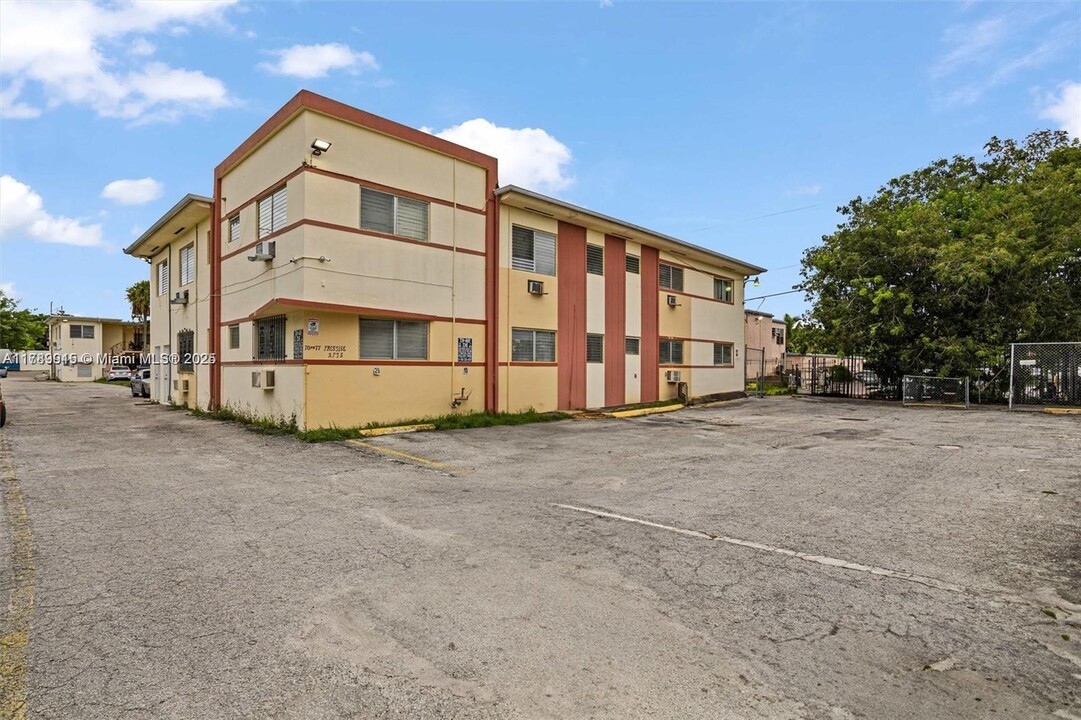 71 NW 76th St in Miami, FL - Building Photo