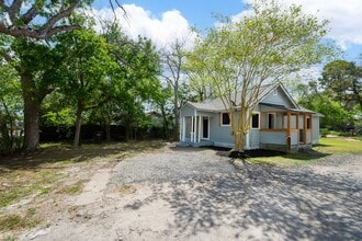 211 W South St in Alvin, TX - Building Photo - Building Photo