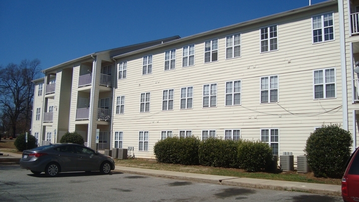 Lynhaven Condos in Greensboro, NC - Foto de edificio