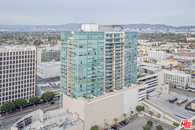 3785 Wilshire Blvd in Los Angeles, CA - Foto de edificio - Building Photo