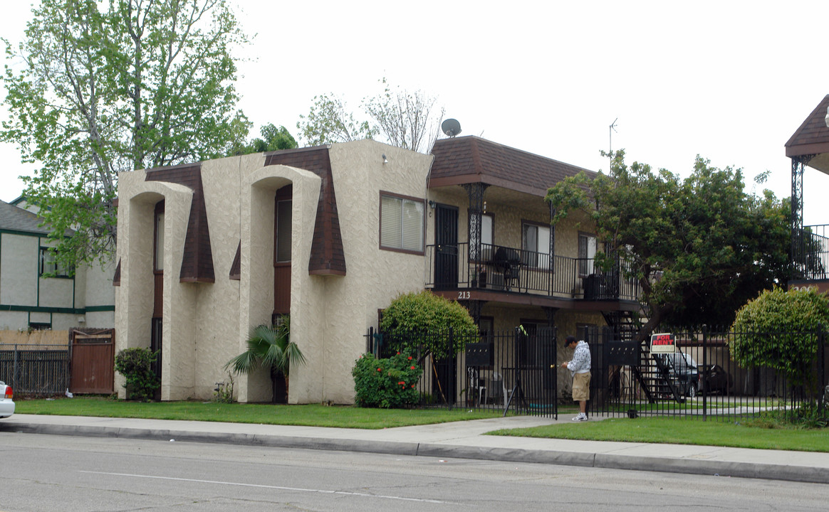 213 E 4th St in San Bernardino, CA - Building Photo