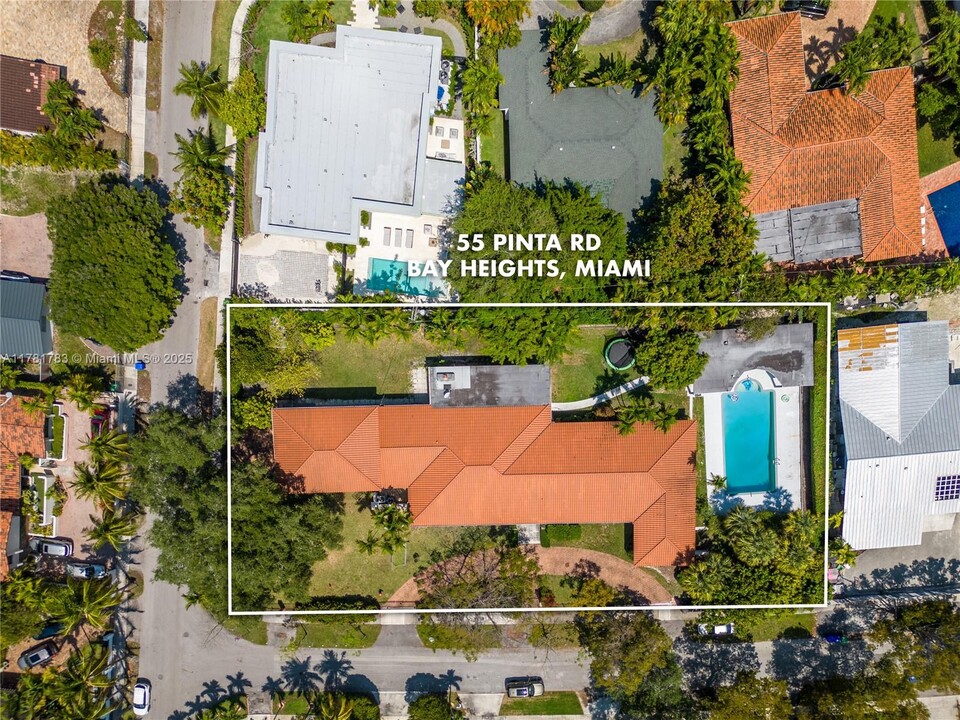55 Pinta Rd in Miami, FL - Building Photo