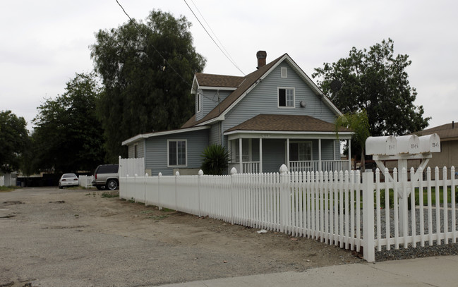 114-124 12th Ave in Upland, CA - Foto de edificio - Building Photo