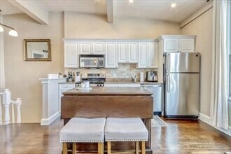 439 W 4th St, Unit 3 in Boston, MA - Building Photo - Building Photo