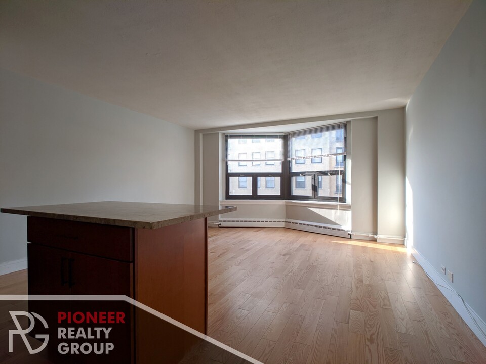 433 W Wellington Ave, Unit 8H in Chicago, IL - Building Photo