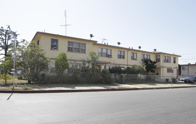 6946-6958 Agnes Ave in North Hollywood, CA - Foto de edificio - Building Photo