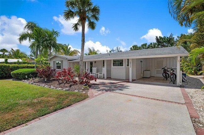 211 Island Cir in Siesta Key, FL - Building Photo - Building Photo