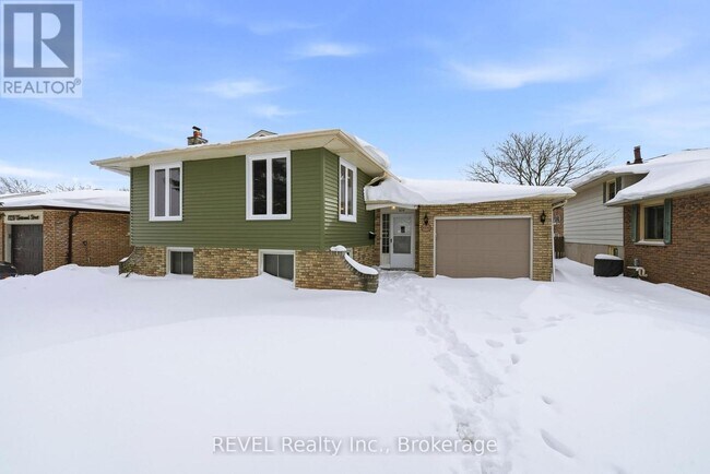 8230 Westwood St in Niagara Falls, ON - Building Photo - Building Photo