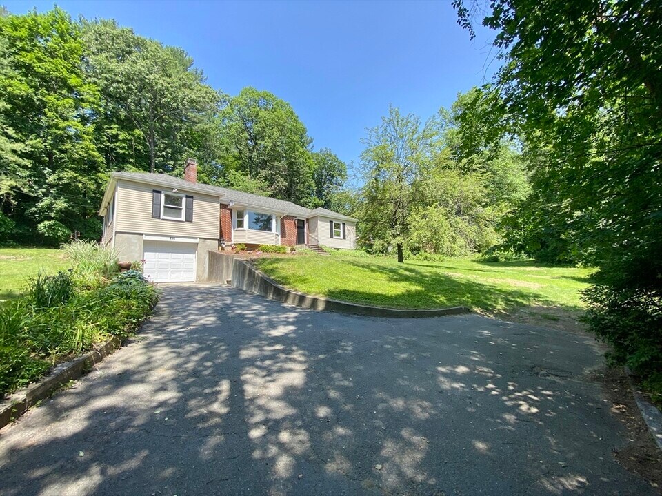 250 Boston Post Rd in Sudbury, MA - Building Photo
