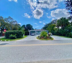 390 NE 165th St in Miami, FL - Building Photo - Building Photo