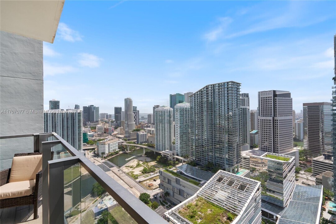 88 SW 7th St, Unit 3403 in Miami, FL - Foto de edificio