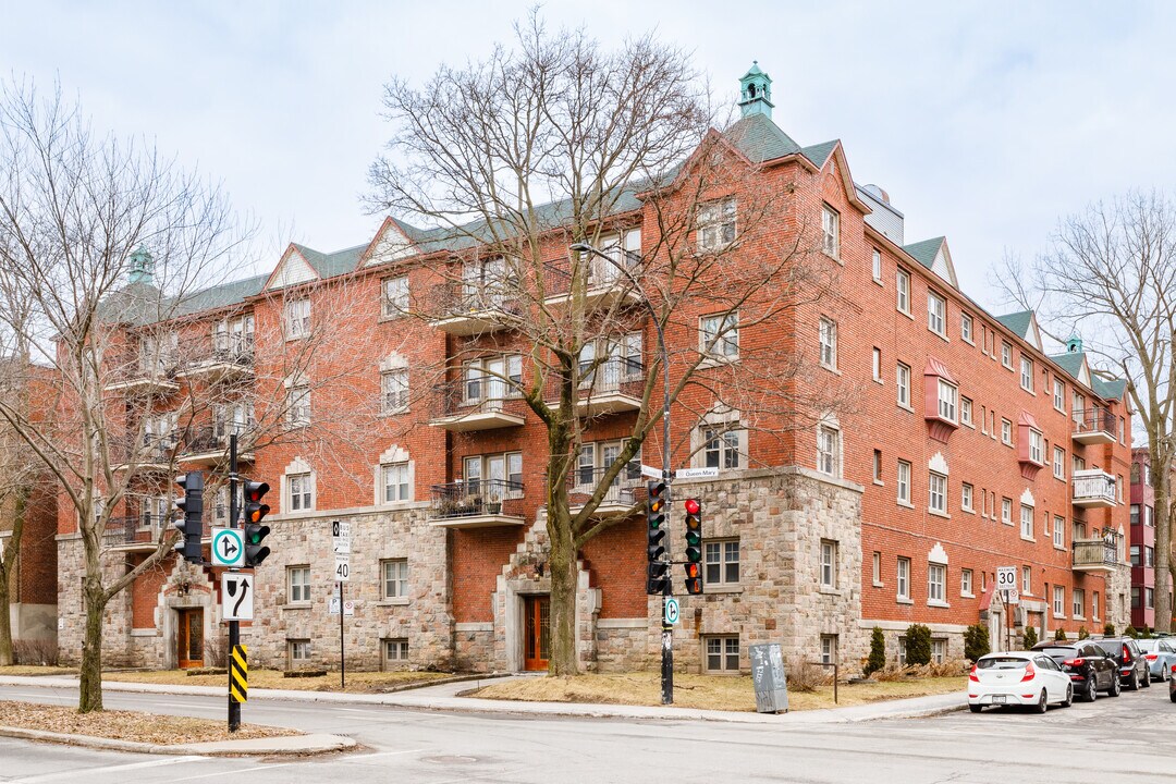 5540 Queen-Mary Ch in Montréal, QC - Building Photo