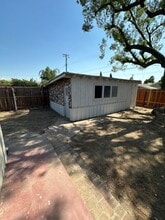 1064 Warkentin St in Kingsburg, CA - Building Photo - Building Photo