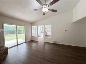 913 Jayellen Ct in Burleson, TX - Foto de edificio - Building Photo