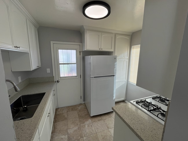 3563 College Ave, Unit 3563