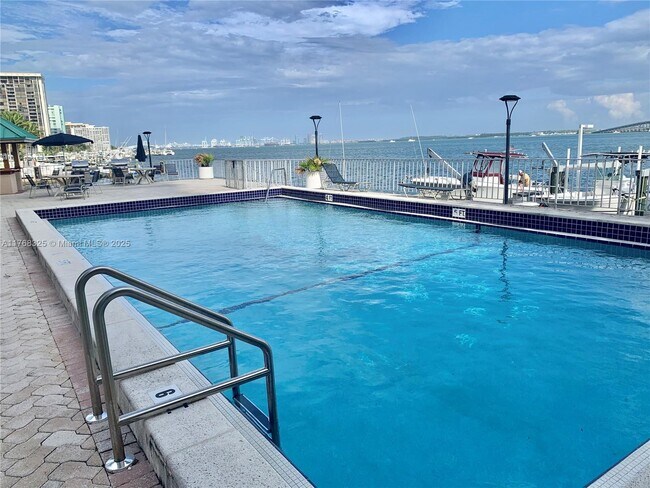 2201 Brickell Ave, Unit 4 in Miami, FL - Foto de edificio - Building Photo